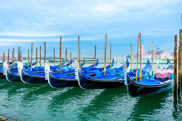 2 Aralık 2021 - Venedik, İtalya: Gondollar Büyük Kanal 'daki San Marco Gondola Servis İstasyonuna demirlediler.