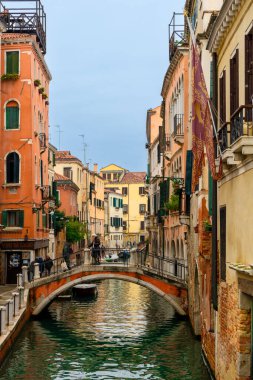 2 Aralık 2021 - Venedik, İtalya Dar Kanal üzerinde kemerli bir köprü.