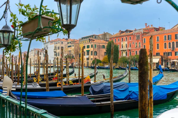 2 Aralık 2021 - Venedik, İtalya: Gondollar Grand Canal 'daki Gondola Servis İstasyonuna demirlediler.