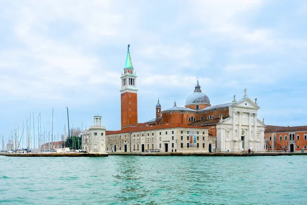 2 Aralık 2021 - İtalya, Venedik: Isola di San Giorgio Maggiore ile Büyük Kanal 'da Chiesa di San Giorgio Maggiore.