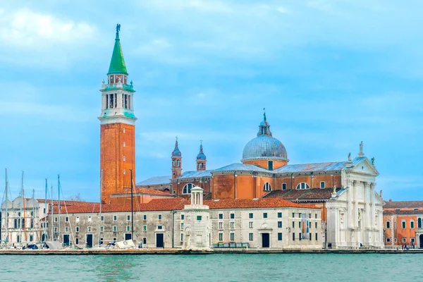 2 Aralık 2021 - İtalya, Venedik: Isola di San Giorgio Maggiore ile Büyük Kanal 'da Chiesa di San Giorgio Maggiore.