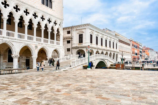 Venedik, İtalya - 2 Aralık 2021: Ponte della Paglia Palazzo Ducale ile Prigioni Sarayı arasında.