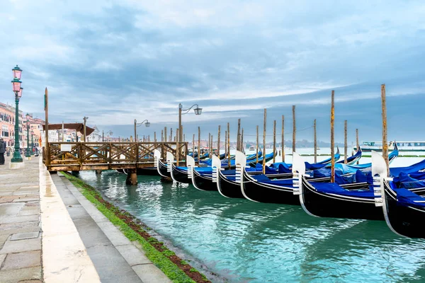 Diciembre 2021 Venecia Italia Gondolas Amarradas Estación Servicio San Marco — Foto de Stock