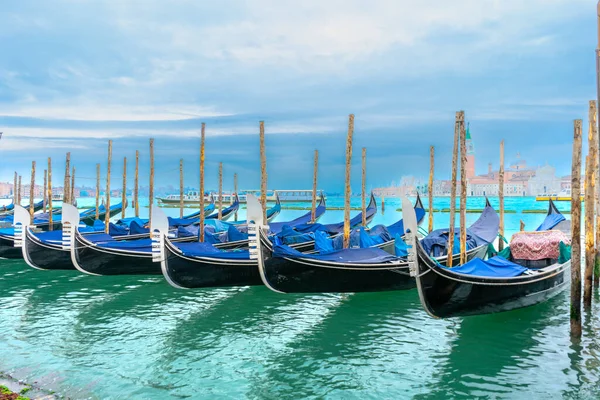 2 Aralık 2021 - Venedik, İtalya: Gondollar Büyük Kanal 'daki San Marco Gondola Servis İstasyonuna demirlediler.