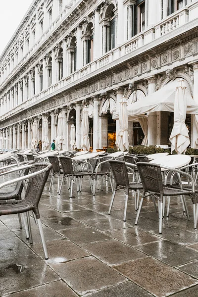 2 Aralık 2021 - Venedik, İtalya: Bir kış günü San Marco Meydanı 'nda Caffe Florian' ın açık terası.