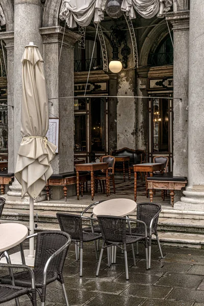 2 Aralık 2021 - Venedik, İtalya: Caff Florian 'ın açık terası San Marco Meydanı' nda bir kış günü.