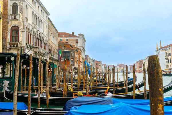 Décembre 2021 Venise Italie Des Gondoles Amarrées Station Service Gondole Images De Stock Libres De Droits