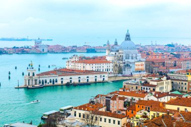 2 Aralık 2021 - Venedik, İtalya: Santa Maria della Salute ve Venedik Göl manzaralı Campanile di San Marco.