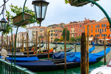 2 Aralık 2021 - Venedik, İtalya: Gondollar Grand Canal 'daki Gondola Servis İstasyonuna demirlediler.