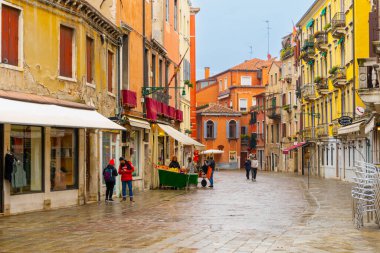 2 Aralık 2021 - Venedik, İtalya: Venedik 'in ikonik caddesi üzerinde bir kış günü manzarası.