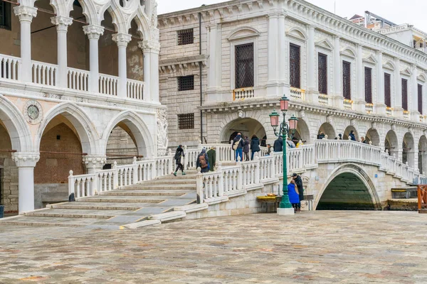 Venedik, İtalya - 2 Aralık 2021: Ponte della Paglia Palazzo Ducale ile Prigioni Sarayı arasında.