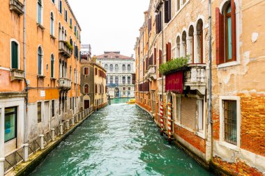 2 Aralık 2021 - Venedik, İtalya: Evler arasındaki kanal manzarası. Venedik manzaralı kartpostal.