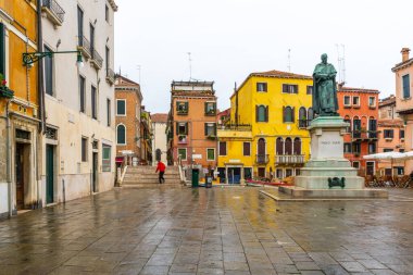 2 Aralık 2021 - Venedik, İtalya: Tipik Venedik meydanına heykeli olan bir manzara.