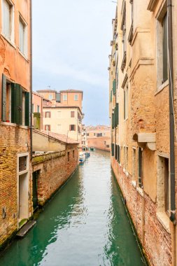 2 Aralık 2021 - Venedik, İtalya: Venedik kanallarının manzarası.