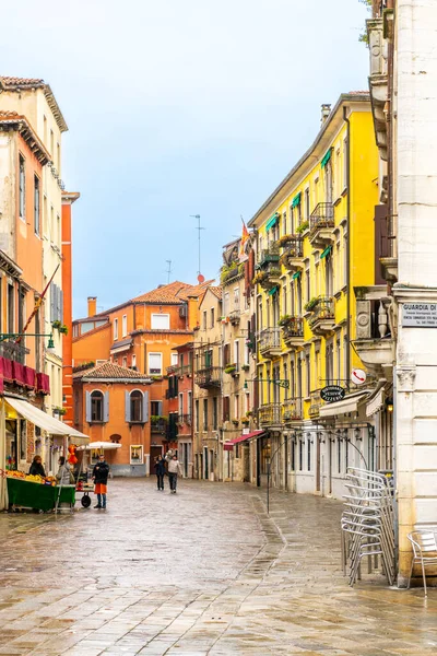 2 Aralık 2021 - Venedik, İtalya: Venedik 'in ikonik caddesi üzerinde bir kış günü manzarası.