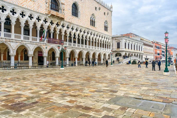 Venedik, İtalya - 2 Aralık 2021: Ponte della Paglia Palazzo Ducale ile Prigioni Sarayı arasında.
