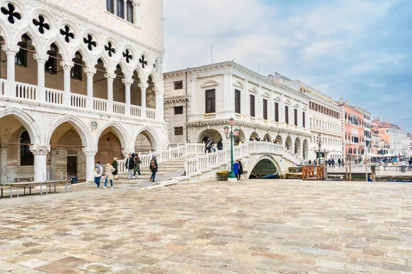 Venedik, İtalya - 2 Aralık 2021: Ponte della Paglia Palazzo Ducale ile Prigioni Sarayı arasında.