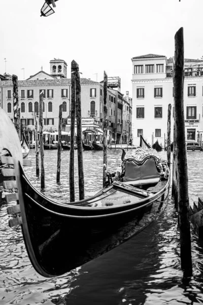 2 Aralık 2021 - Venedik, İtalya: Venedik 'te Büyük Kanal' da yüzen Gondol.