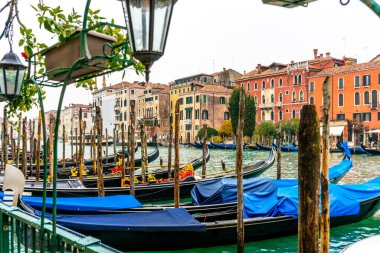 2 Aralık 2021 - Venedik, İtalya: Gondollar Grand Canal 'daki Gondola Servis İstasyonuna demirlediler.