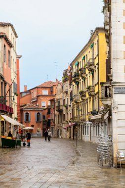 2 Aralık 2021 - Venedik, İtalya: Venedik 'in ikonik caddesi üzerinde bir kış günü manzarası.