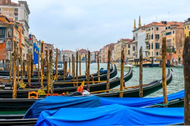 2 Aralık 2021 - Venedik, İtalya: Gondollar Grand Canal 'daki Gondola Servis İstasyonuna demirlediler.