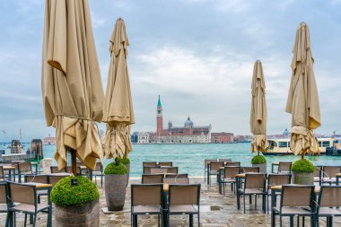 2 Aralık 2021 - Venedik, İtalya: Isola di San Giorgio Maggiore Grand Canal 'da, Chiesa di San Giorgio Maggiore açık hava kafe ile ön planda..