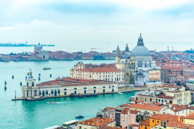 2 Aralık 2021 - İtalya, Venedik Campanile di San Marco 'dan Santa Maria della Salute manzarası.