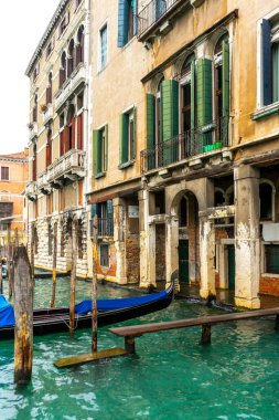 2 Aralık 2021 - Venedik, İtalya: Venedik 'teki Grand Canal' daki evde yüzen gondol.