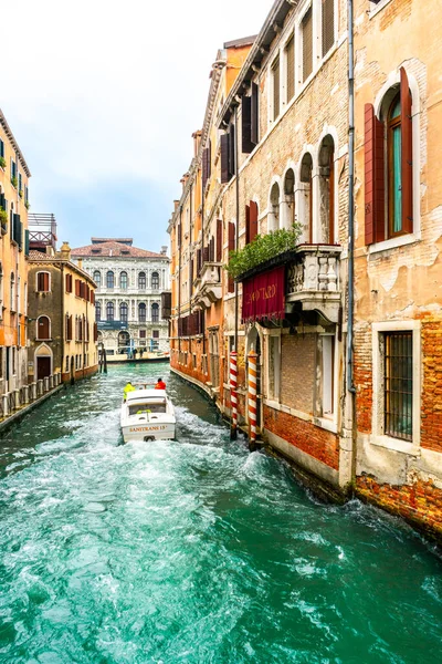 Motorboat Sailing Narrow Canal Houses Venice Italy — Stock Photo, Image