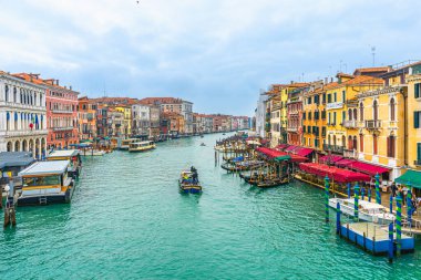 Venedik, İtalya 'daki Grand Canal' da gondol servis istasyonunda yüzen gondollar..