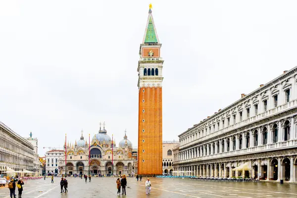 San Marco Katedrali, Campanile di San Marco ve Procuratie vekchie üzerinde bir manzara.