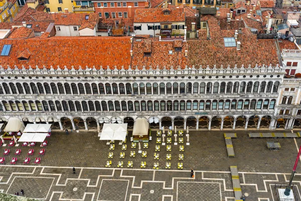 2 Aralık 2021 - Venedik, İtalya San Marco Meydanı ve Campanile di San Marco 'dan Procuratie vecchie manzarası.