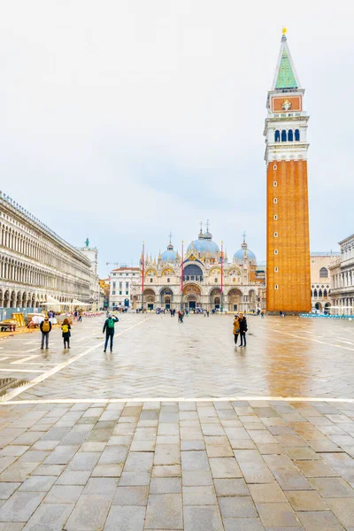 San Marco Katedrali, Campanile di San Marco ve Procuratie vekchie üzerinde bir manzara.