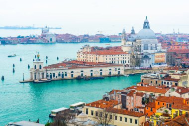 2 Aralık 2021 - Venedik, İtalya Santa Maria della Salute, Grand Canal ve Laguna Veneta üzerinde panoramik manzara.