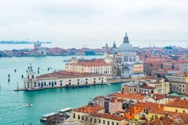 2 Aralık 2021 - Venedik, İtalya Santa Maria della Salute, Grand Canal ve Laguna Veneta üzerinde panoramik manzara.
