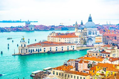 2 Aralık 2021 - Venedik, İtalya Santa Maria della Salute, Grand Canal ve Laguna Veneta üzerinde panoramik manzara.