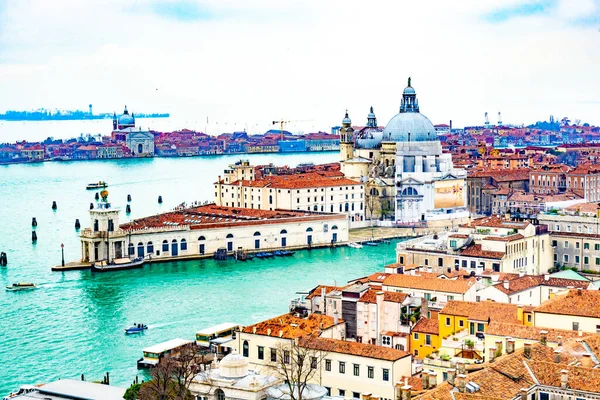 2 Aralık 2021 - Venedik, İtalya Santa Maria della Salute, Grand Canal ve Laguna Veneta üzerinde panoramik manzara.