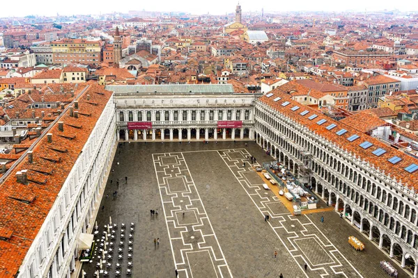 2 Aralık 2021 - Venedik, İtalya: Campanile di San Marco 'dan San Marco Meydanı manzarası.