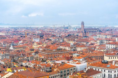 2 Aralık 2021 - Venedik, İtalya Campanile di San Marco 'dan Venedik' in çatılarının manzarası.