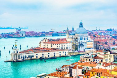 2 Aralık 2021 - Venedik, İtalya: Santa Maria della Salute ve Venedik Göl manzaralı Campanile di San Marco.