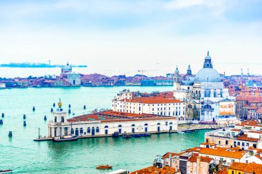 2 Aralık 2021 - Venedik, İtalya: Santa Maria della Salute ve Venedik Göl manzaralı Campanile di San Marco.