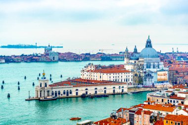 2 Aralık 2021 - Venedik, İtalya: Santa Maria della Salute ve Venedik Göl manzaralı Campanile di San Marco.