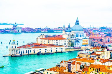 2 Aralık 2021 - Venedik, İtalya: Santa Maria della Salute ve Venedik Göl manzaralı Campanile di San Marco.