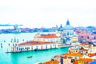 2 Aralık 2021 - Venedik, İtalya: Santa Maria della Salute ve Venedik Göl manzaralı Campanile di San Marco.