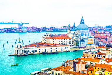 2 Aralık 2021 - Venedik, İtalya: Santa Maria della Salute ve Venedik Göl manzaralı Campanile di San Marco.