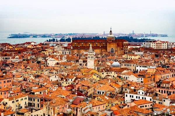 2 Aralık 2021 - Venedik, İtalya Campanile di San Marco 'dan Venedik' in çatılarının manzarası.