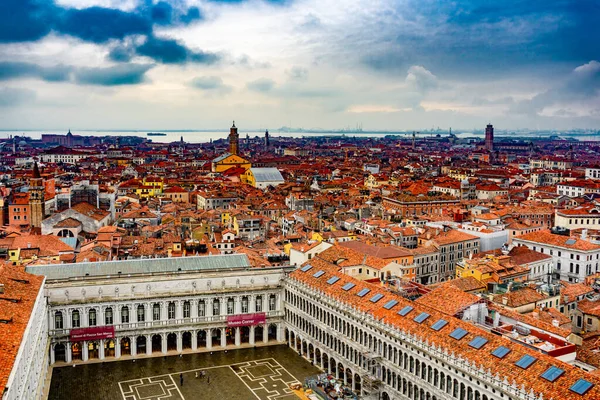 2 Aralık 2021 - Venedik, İtalya: Campanile di San Marco 'dan San Marco Meydanı manzarası.