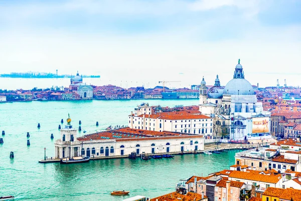 2 Aralık 2021 - Venedik, İtalya: Santa Maria della Salute ve Venedik Göl manzaralı Campanile di San Marco.