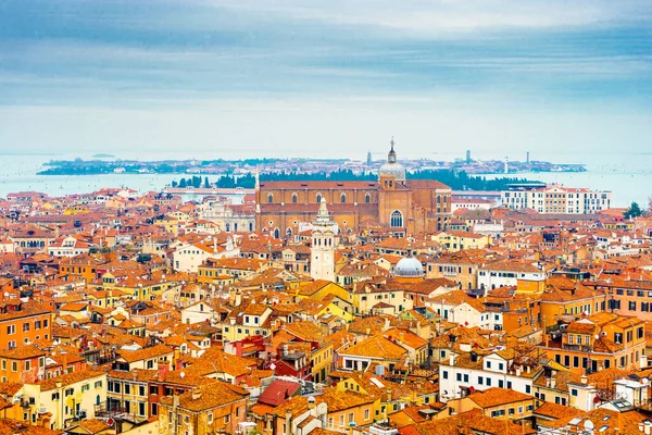 2 Aralık 2021 - Venedik, İtalya: Campanile di San Marco 'dan San Marco Meydanı manzarası.