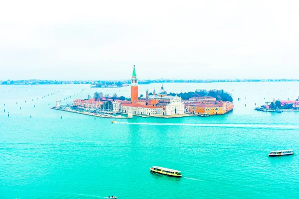 2 Aralık 2021 - Venedik, İtalya: Chiesa di San Giorgio Maggiore ve Venedik Gölüne Panoramik Bakış.